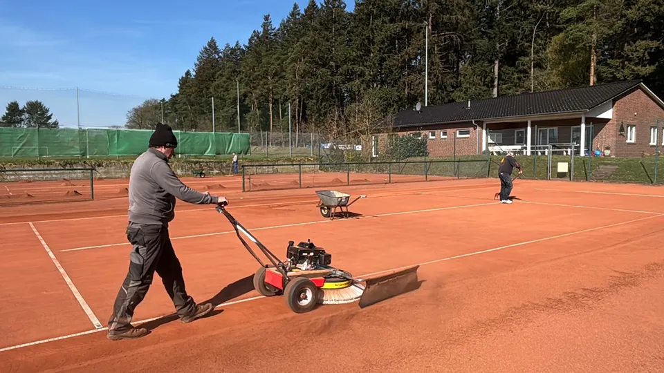 Tennisplatzdienst -- Unsere Plätze sind bereit für die neue Saison – Bild 1 von 6