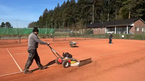 Tennisplatzdienst -- Unsere Plätze sind bereit für die neue Saison