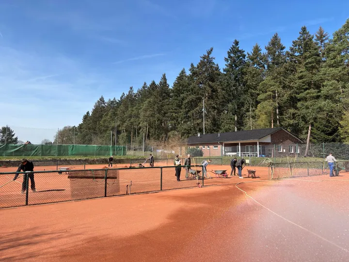 Tennisplatzdienst -- Unsere Plätze sind bereit für die neue Saison – Bild 3 von 6