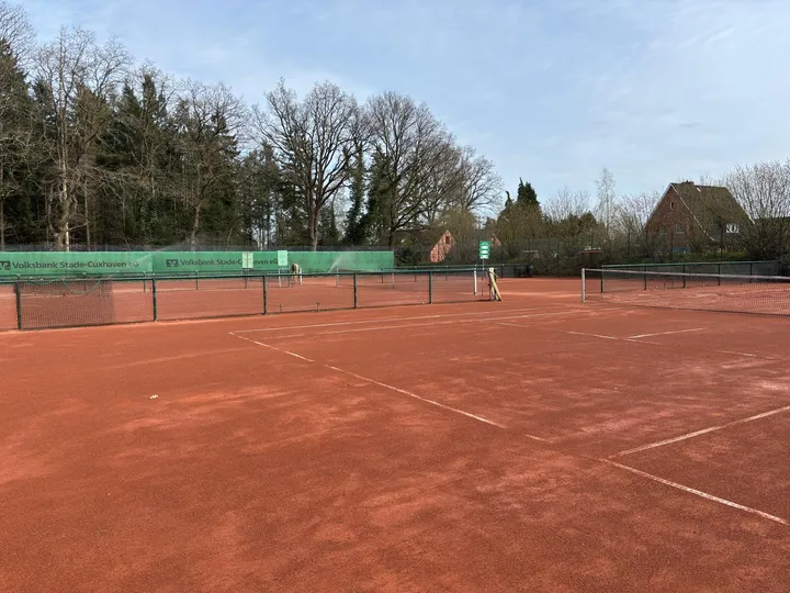 Tennisplatzdienst -- Unsere Plätze sind bereit für die neue Saison – Bild 5 von 6