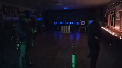 Schwarzlichtschießevent der Bogenschützen