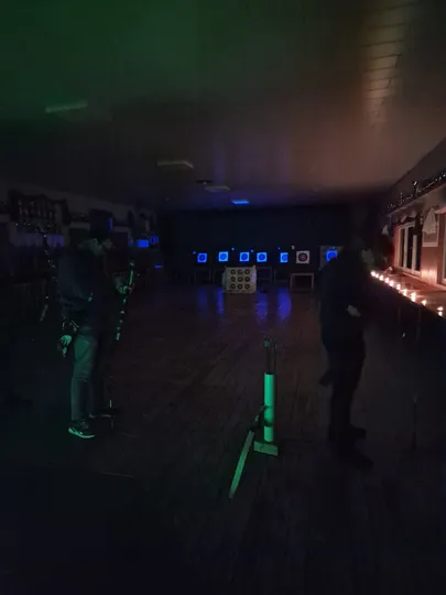 Schwarzlichtschießevent der Bogenschützen – Bild 1 von 2