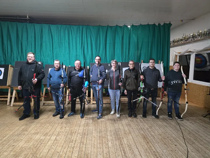 Schwarzlichtschießevent der Bogenschützen – Bild 2 von 2